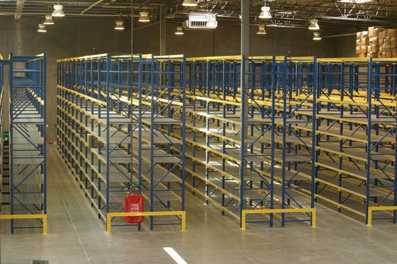 Adjustable Selective Pallet Racking Heavy Duty Steel Storage Shelves